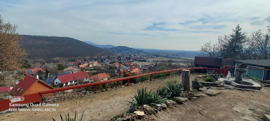 Blick auf eine Stadt von der Spitze eines Hügels in der Unterkunft Panoráma vendégház in Kismaros