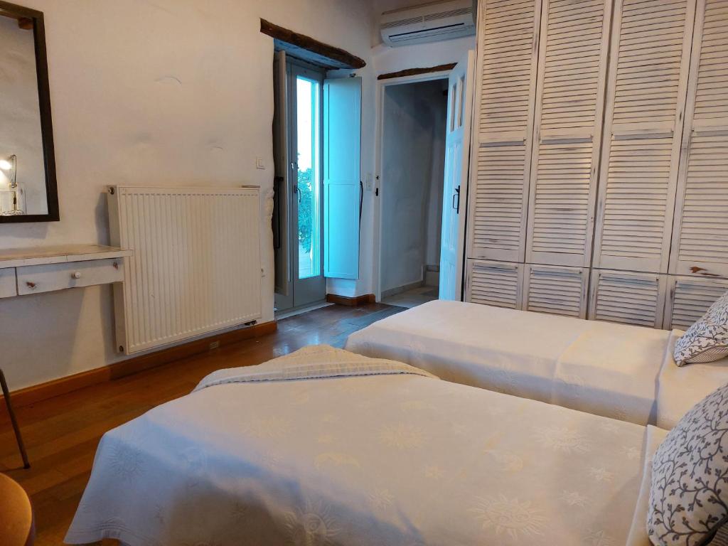 Posteľ alebo postele v izbe v ubytovaní Paros Traditional Country House