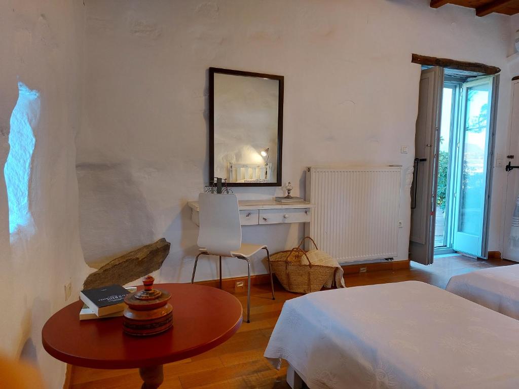 Posteľ alebo postele v izbe v ubytovaní Paros Traditional Country House
