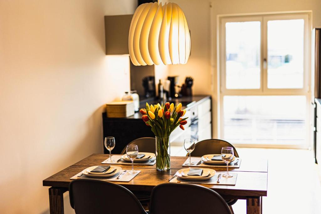 einen Esstisch mit Stühlen und eine Vase aus Blumen in der Unterkunft Mountain Pad in Garmisch-Partenkirchen