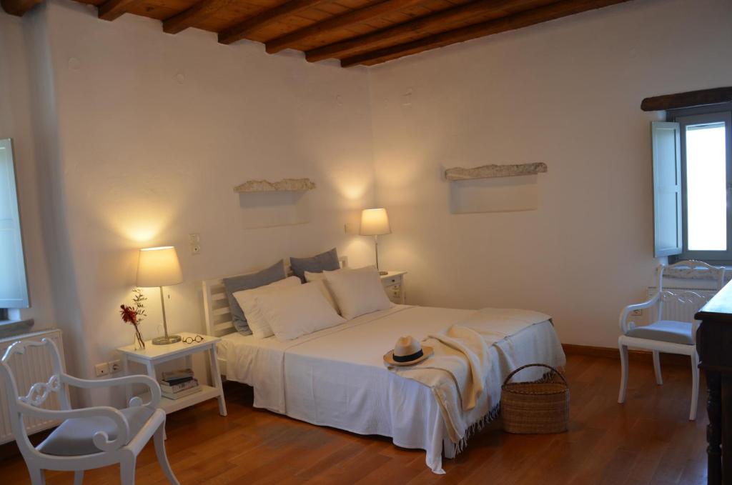 Posteľ alebo postele v izbe v ubytovaní Paros Traditional Country House
