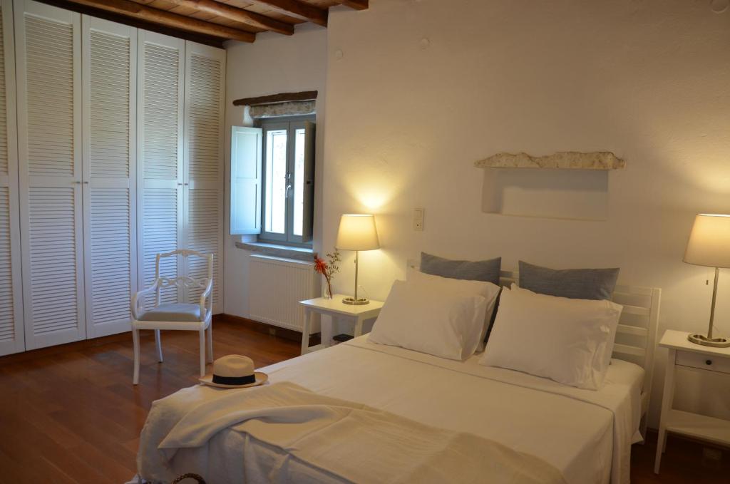 Posteľ alebo postele v izbe v ubytovaní Paros Traditional Country House