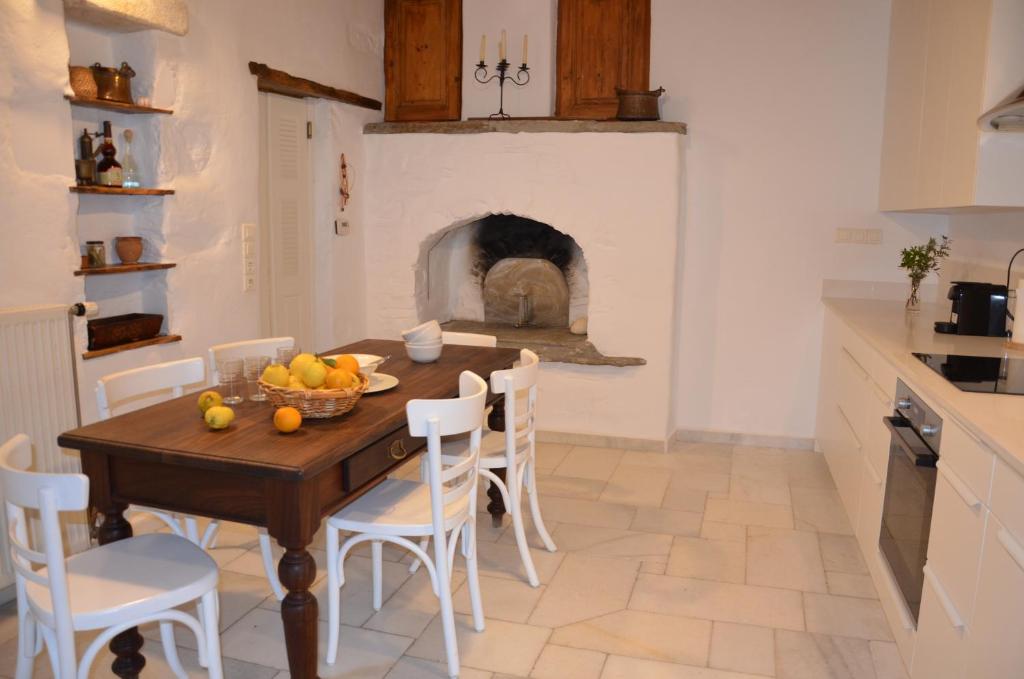 Kuchyňa alebo kuchynka v ubytovaní Paros Traditional Country House