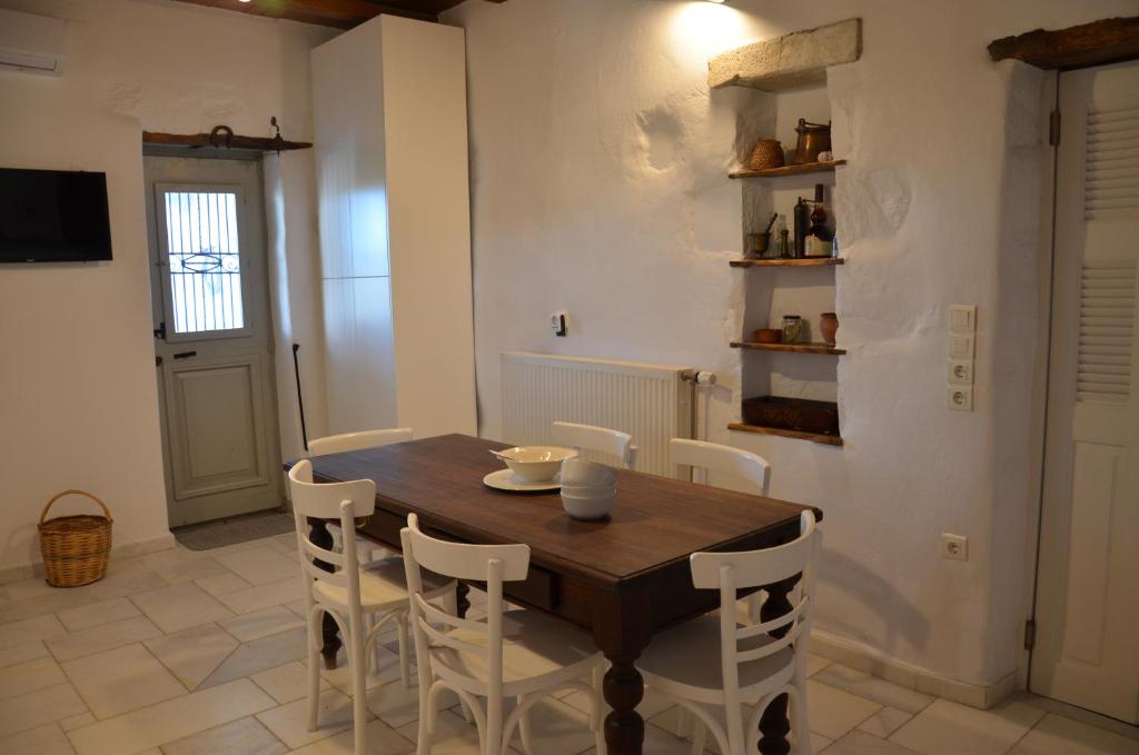 Televízia a/alebo spoločenská miestnosť v ubytovaní Paros Traditional Country House