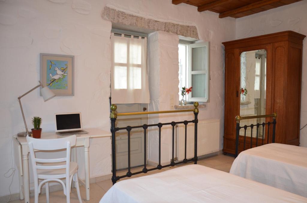 Posteľ alebo postele v izbe v ubytovaní Paros Traditional Country House