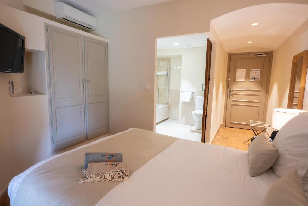 Кровать или кровати в номере Hotel La Garbine