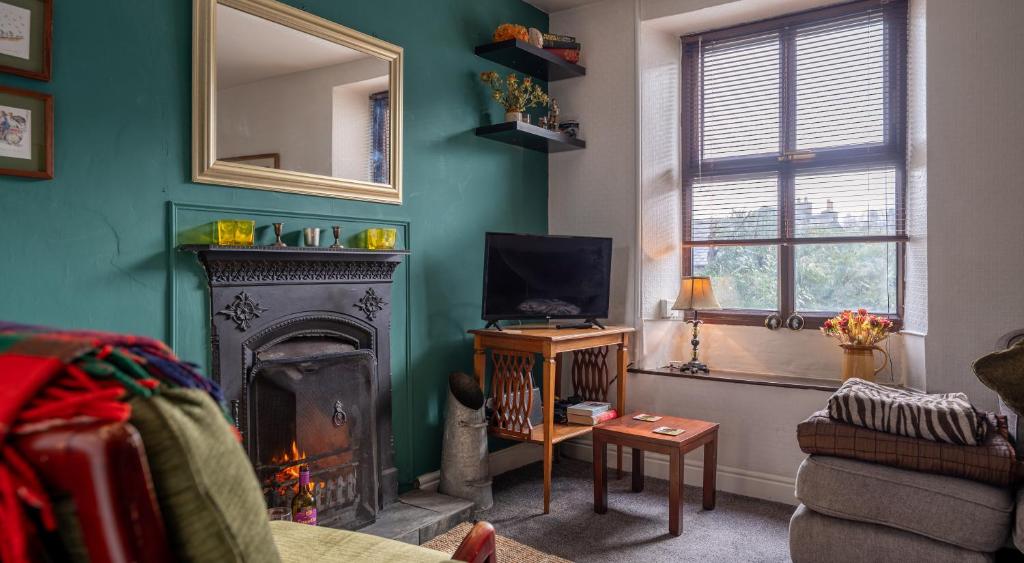 TV a/nebo společenská místnost v ubytování Kasbah cosy cottage Kendal
