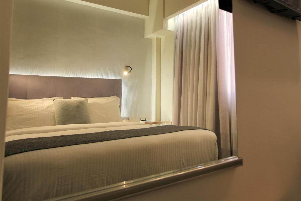 Posteľ alebo postele v izbe v ubytovaní Aiolos Apartments Ermou 64 Monastiraki, Plaka 4th floor