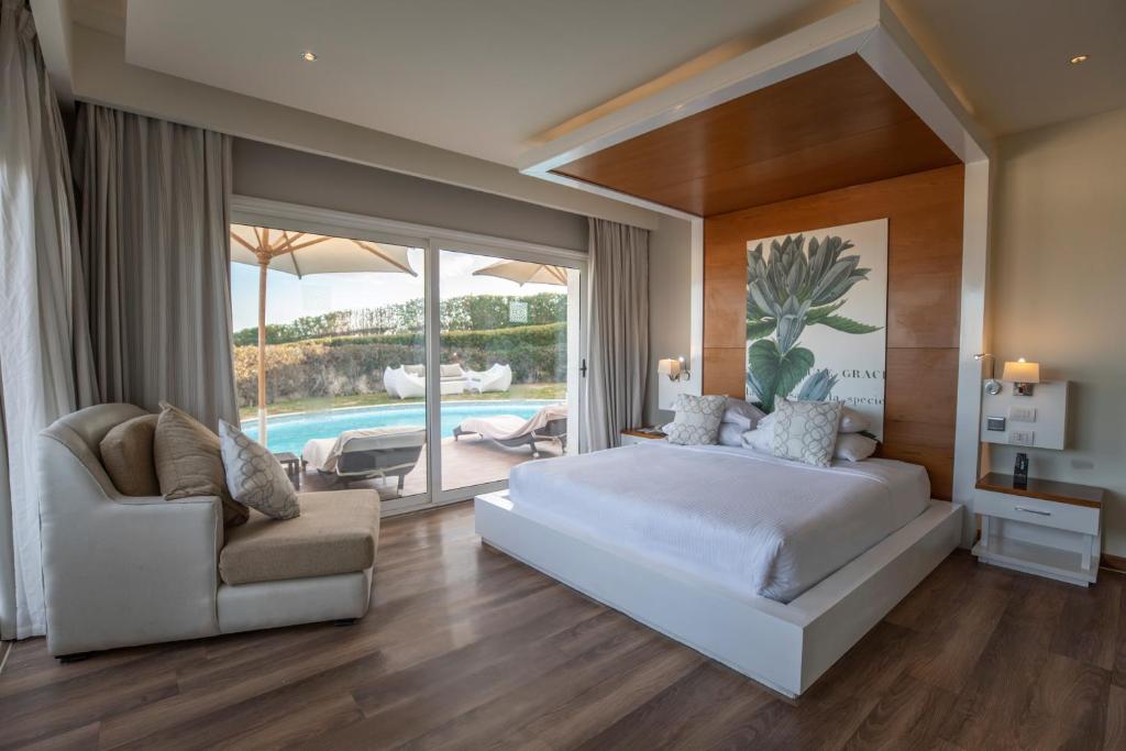 een slaapkamer met een groot wit bed en een bank bij Sunrise Montemare Resort -Grand Select in Sharm El Sheikh