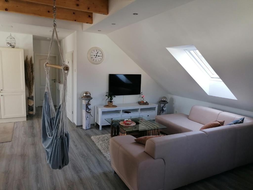 sala de estar con sofá y TV en Litti, en Worpswede