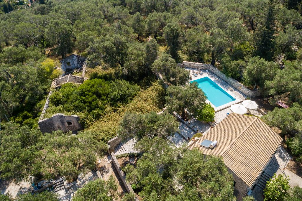 eine Luftansicht eines Hauses mit Pool und Bäumen in der Unterkunft Villa Eleni in Gaios