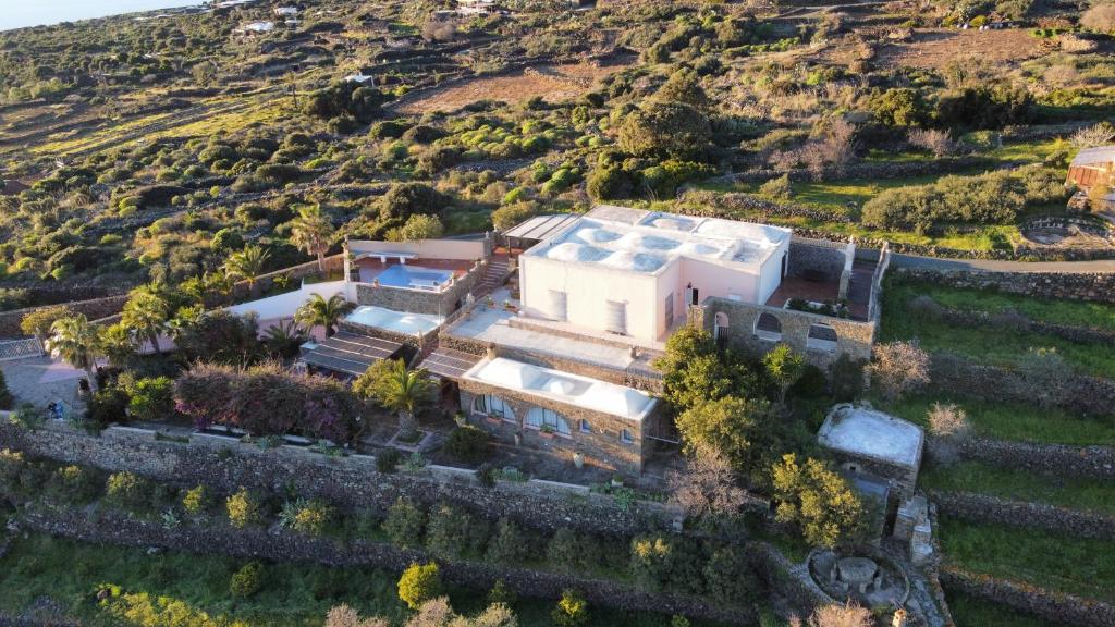 una vista aérea de una casa en una colina en Pantelleria Dammusi Belvedere, en Pantelleria
