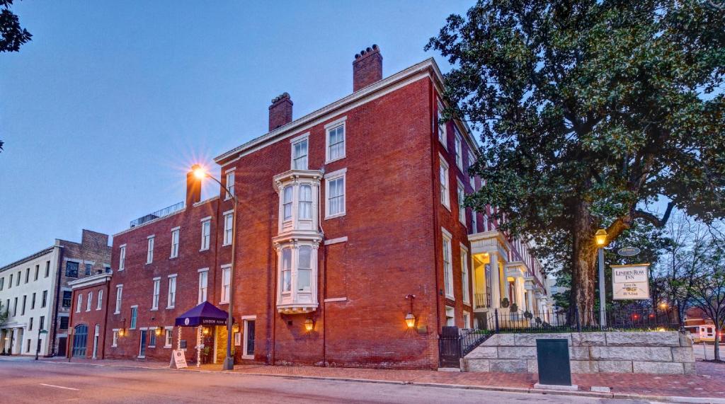 um edifício de tijolos vermelhos na esquina de uma rua em Linden Row Inn em Richmond