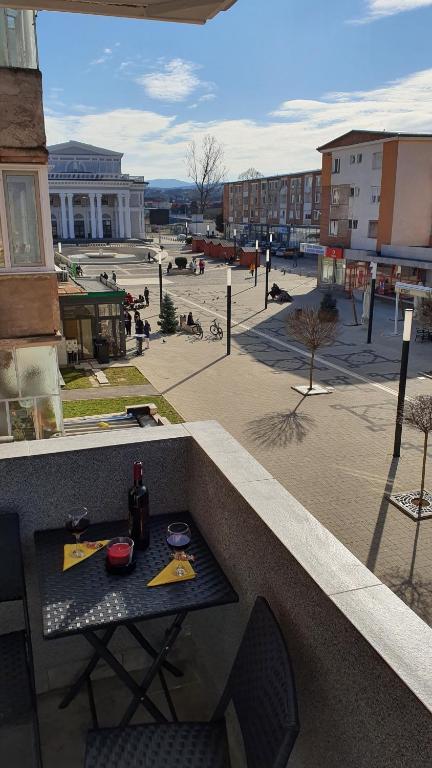 d'une table et de chaises sur un balcon. dans l'établissement FIM apartament, à Hunedoara