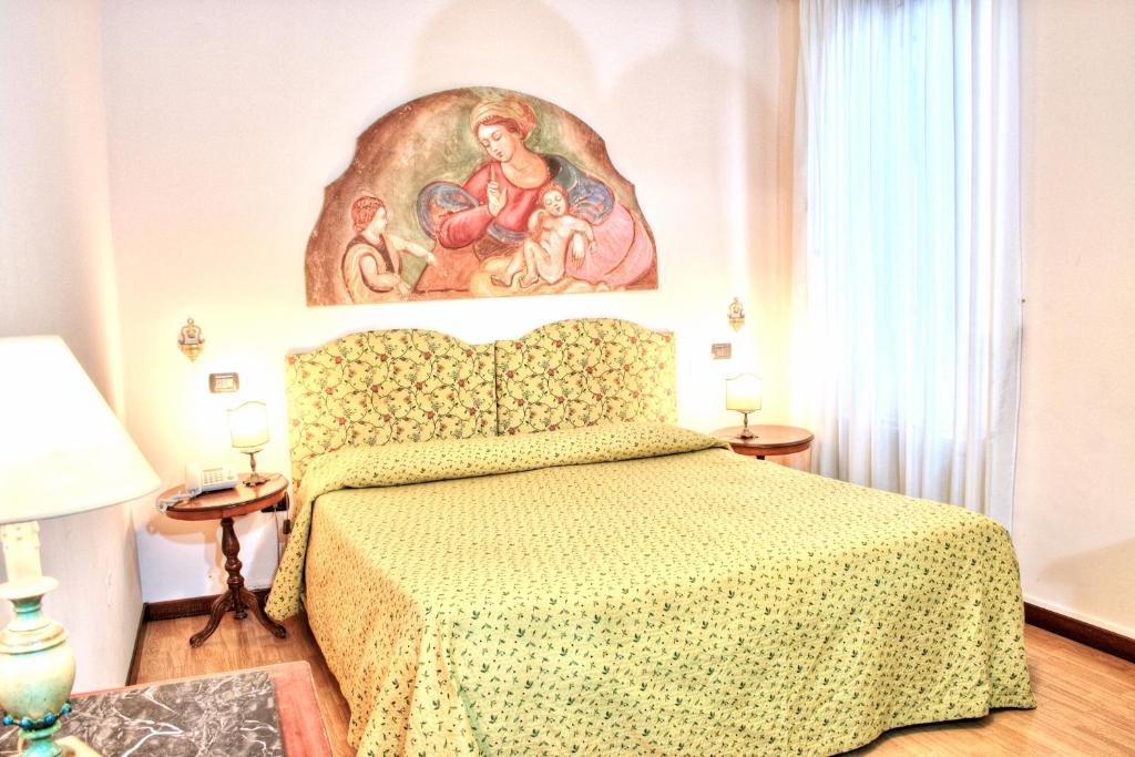 Posteľ alebo postele v izbe v ubytovaní Hotel Torcolo "Residenze del Cuore"