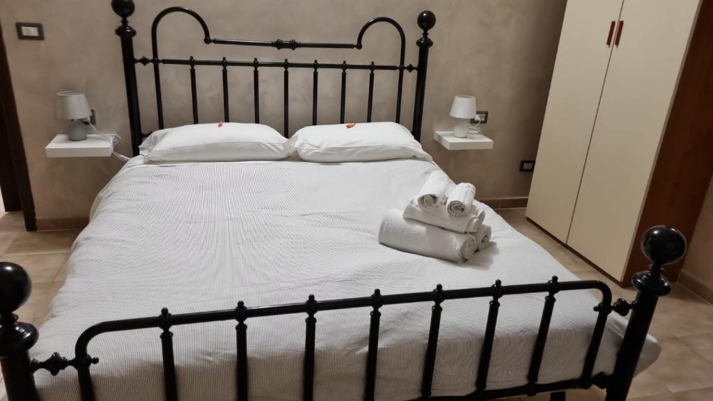 A bed or beds in a room at Guest House Alifla'