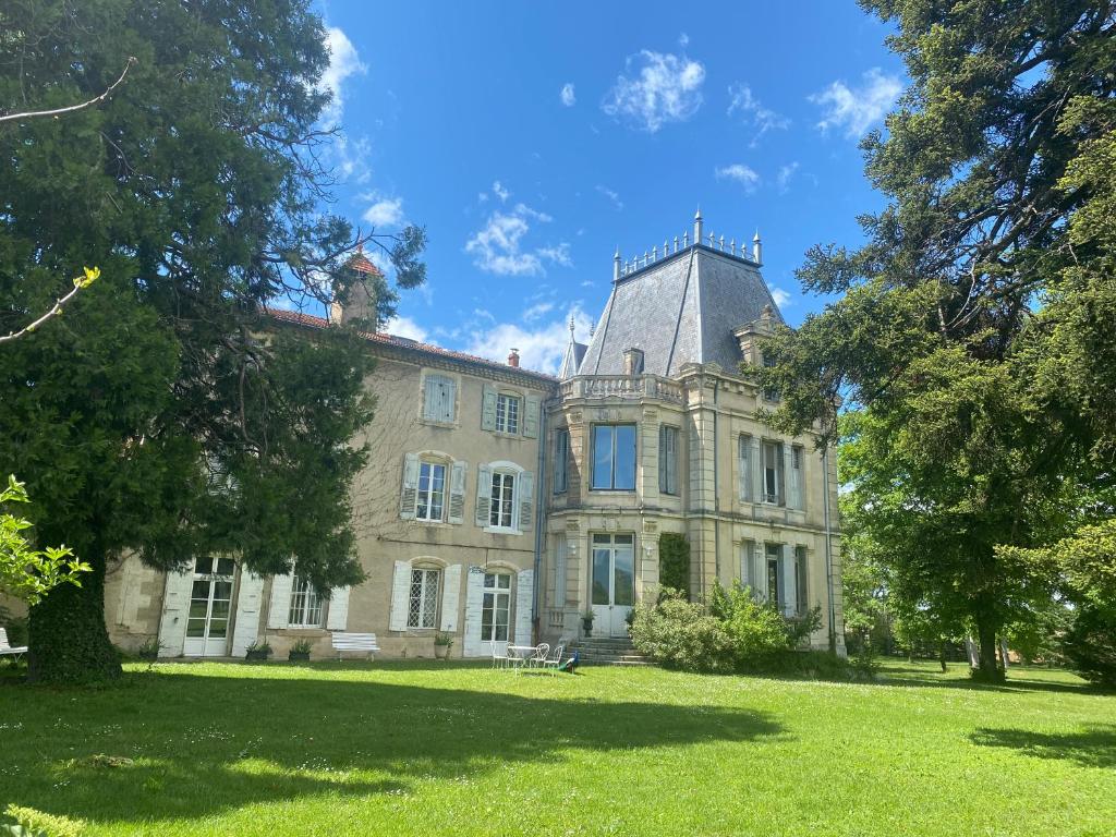 uma casa velha com um telhado num campo de relva em Chateau de Vaugelas - Charmant domaine près de Valence em Alixan