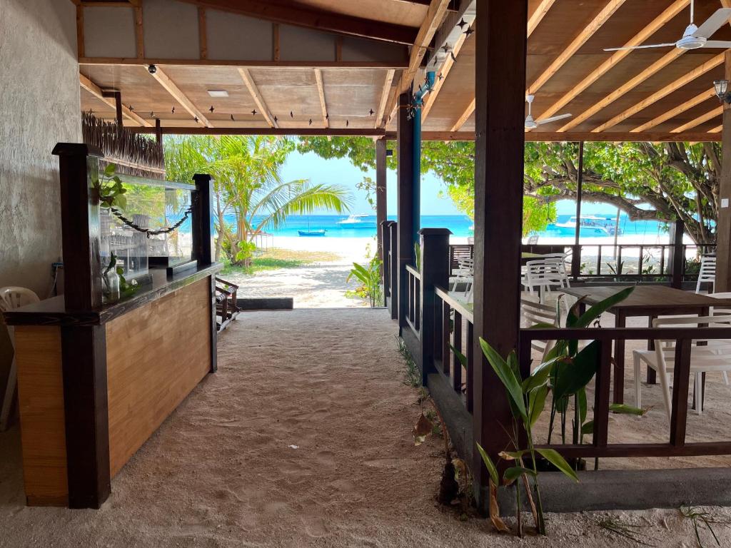 um pavilhão com uma mesa e vista para a praia em Aagali Beach em Fulidhoo