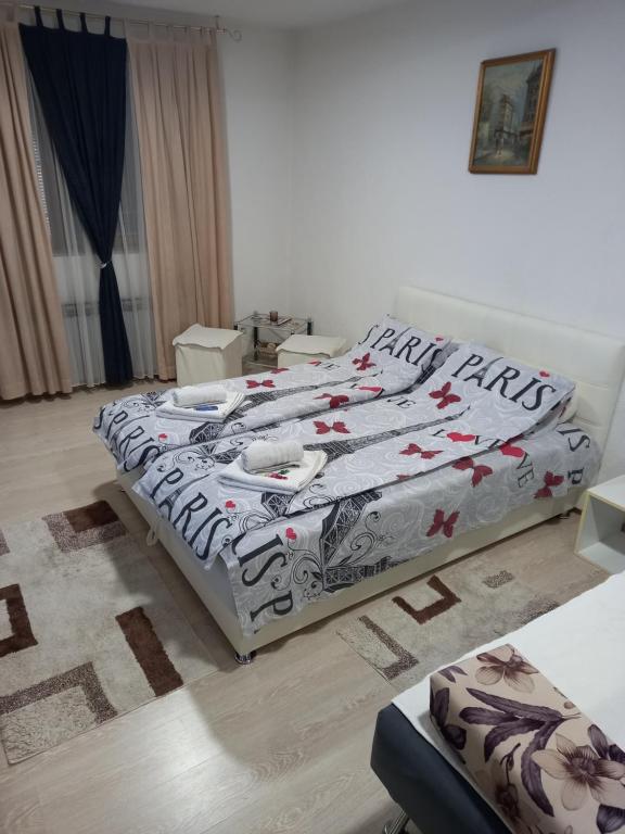ein Schlafzimmer mit einem Bett in einem Zimmer in der Unterkunft APARTMAN AZRA in Sarajevo
