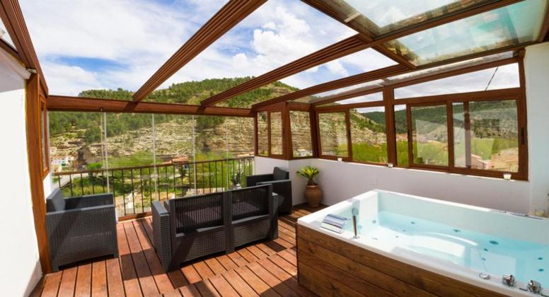 baño grande con bañera en la terraza en Casa Rural Las Tinajas de Naya, en Alcalá del Júcar