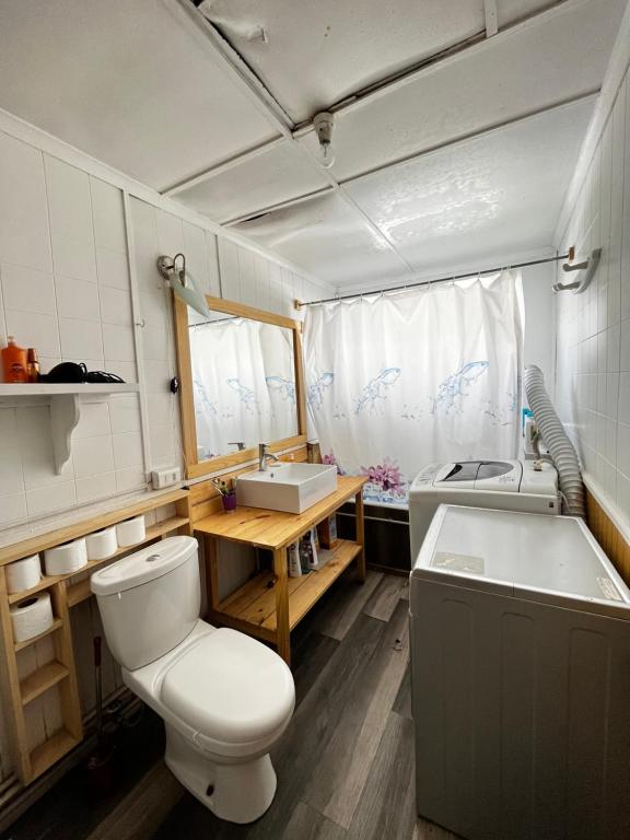 uma casa de banho com um WC, um lavatório e uma banheira em Isla Yu Patagonia 2 em Puerto Natales