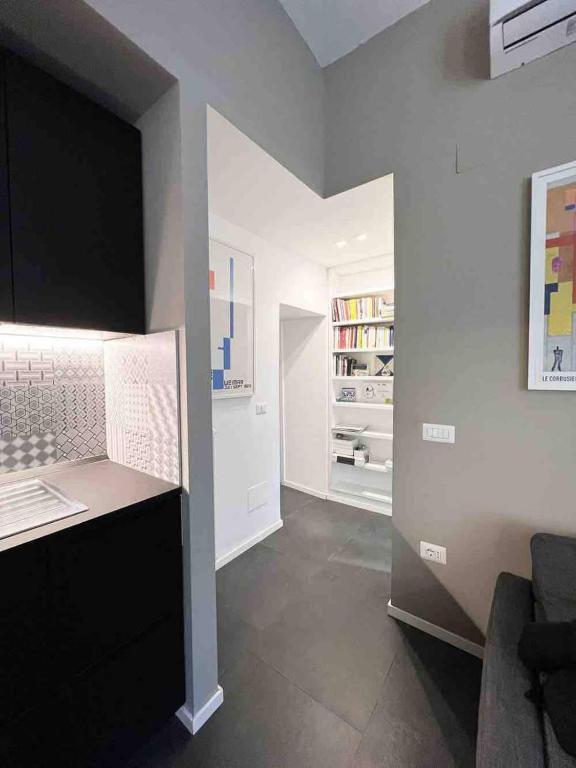 salon z laptopem na ladzie w obiekcie Pizzofalcone27 w mieście Neapol