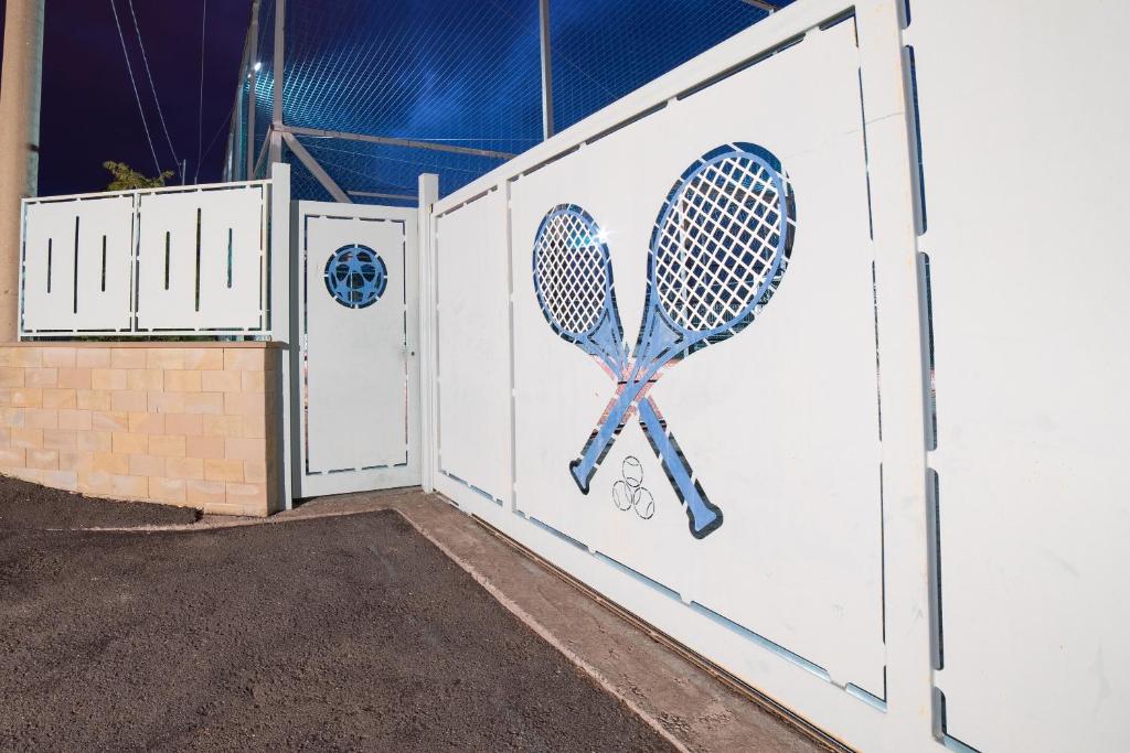 Tenis alebo squash v ubytovaní Fronte Etna alebo jeho okolí