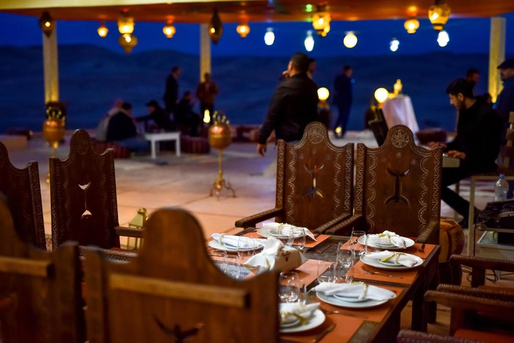 un tavolo con piatti di cibo in cima a un ristorante di Agafay Pearl Camp Marrakech a Marrakech