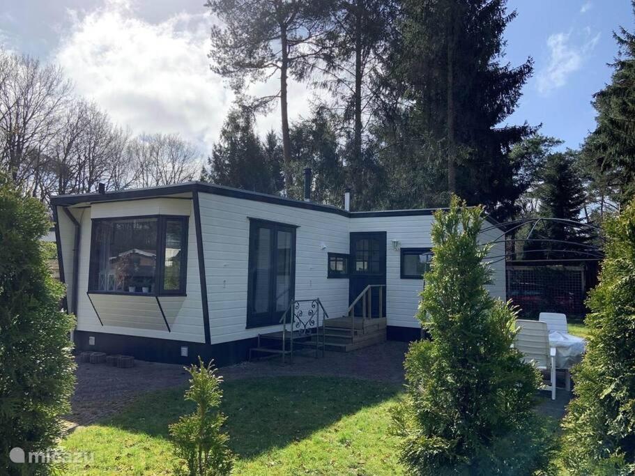 una casita en medio de un patio en Sfeervol Chalet in Drenthe Bij het Dwingelderveld, en Spier