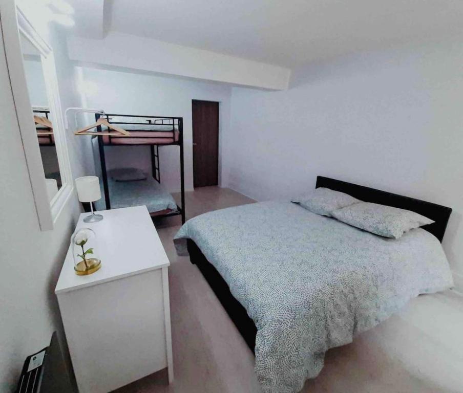 Двухъярусная кровать или двухъярусные кровати в номере Le Nuits Saint Georges