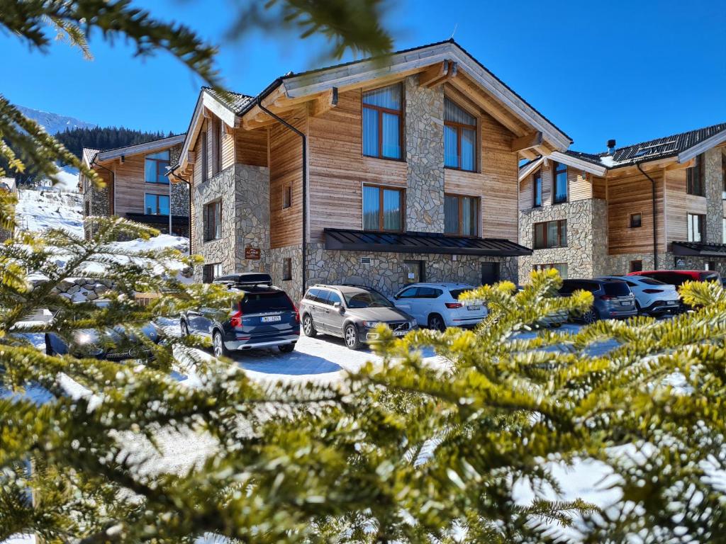 un edificio con coches estacionados en un estacionamiento en Chalet Alaskit Jasná en Demanovska Dolina