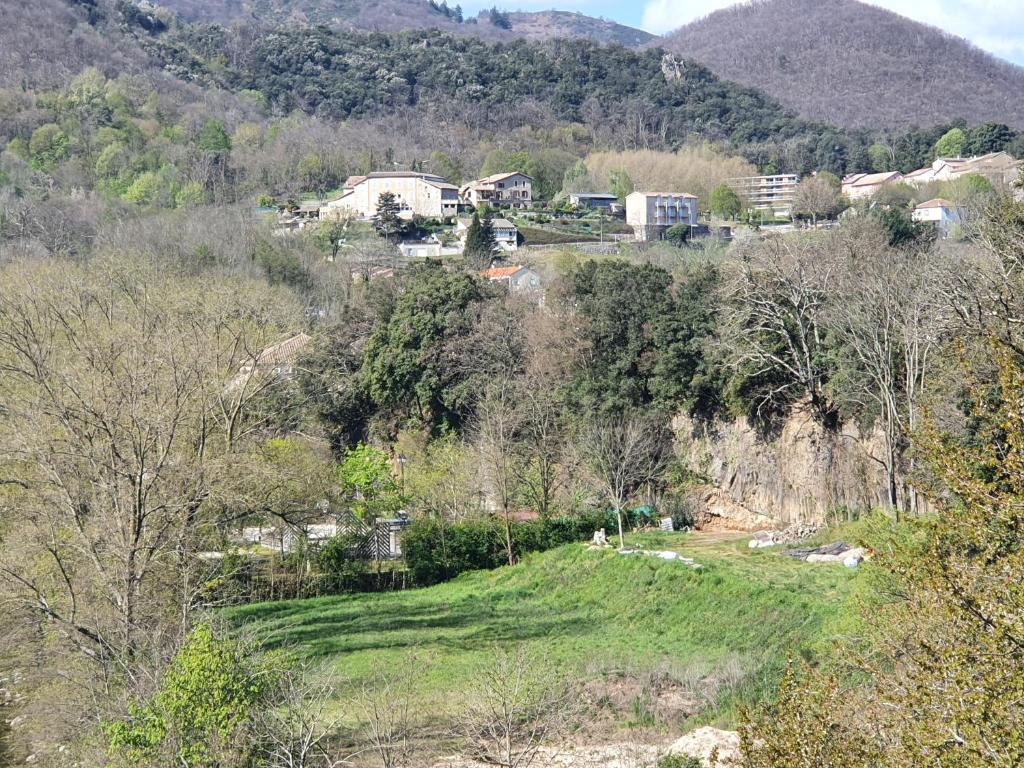梅拉的住宿－Gites Boullé，山丘上的小村庄,有房子和树木