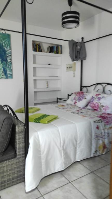 Posteľ alebo postele v izbe v ubytovaní Ático Arinaga con vistas , jacuzzi , terraza y barbacoa