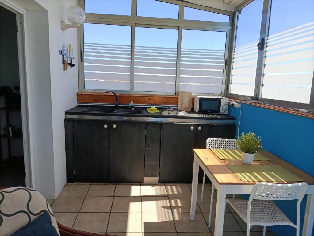 Kuchyňa alebo kuchynka v ubytovaní Ático Arinaga con vistas , jacuzzi , terraza y barbacoa