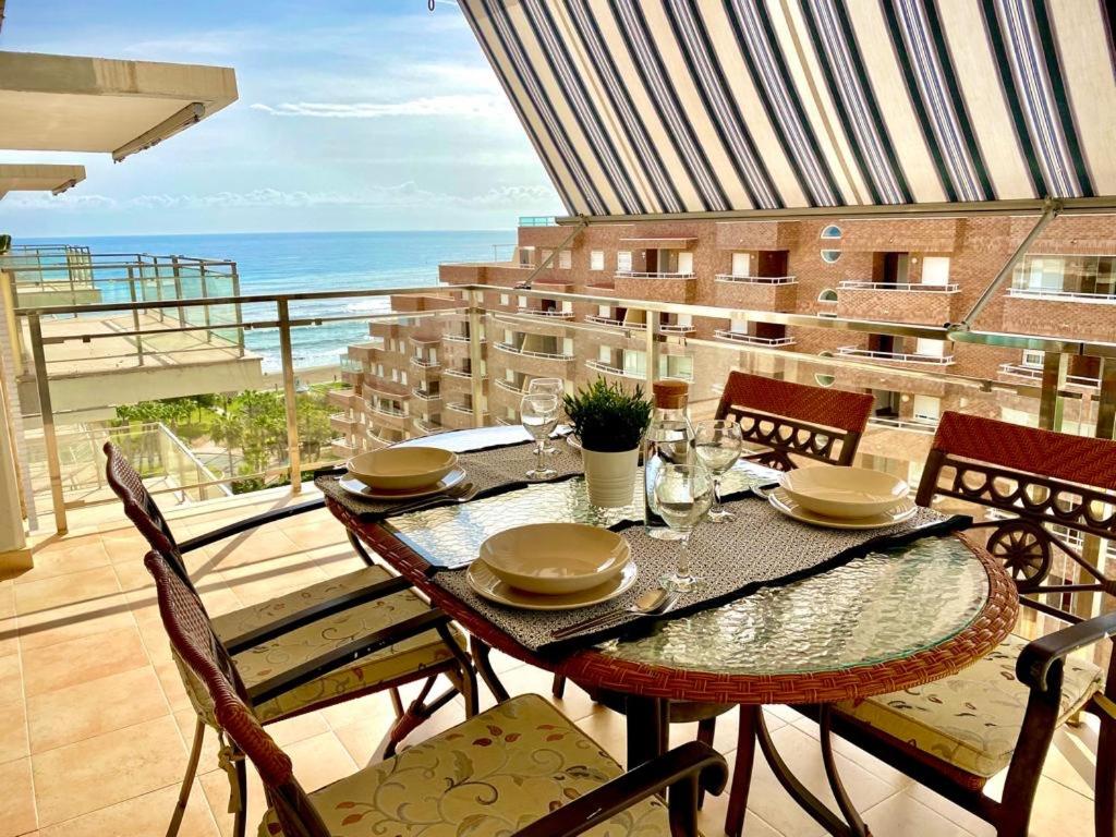 een tafel op een balkon met uitzicht op de oceaan bij Apartamento Las Terrazas I Magic World in Oropesa del Mar
