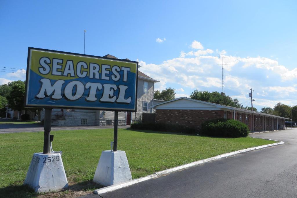 una señal para un motel secreto frente a una casa en Seacrest Motel en Sandusky