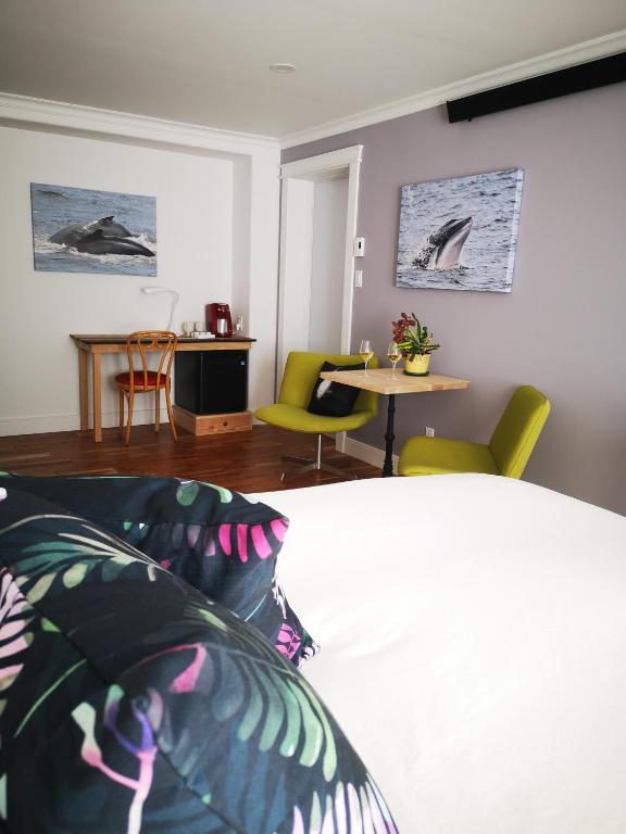 Postel nebo postele na pokoji v ubytování Au Cachalot Caché le gîte hôtel