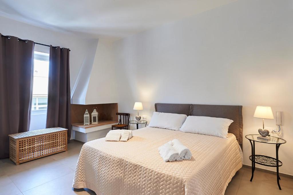 1 dormitorio con 1 cama con 2 toallas en LE CASE DI GIO' - Via Corridoni, en Polignano a Mare