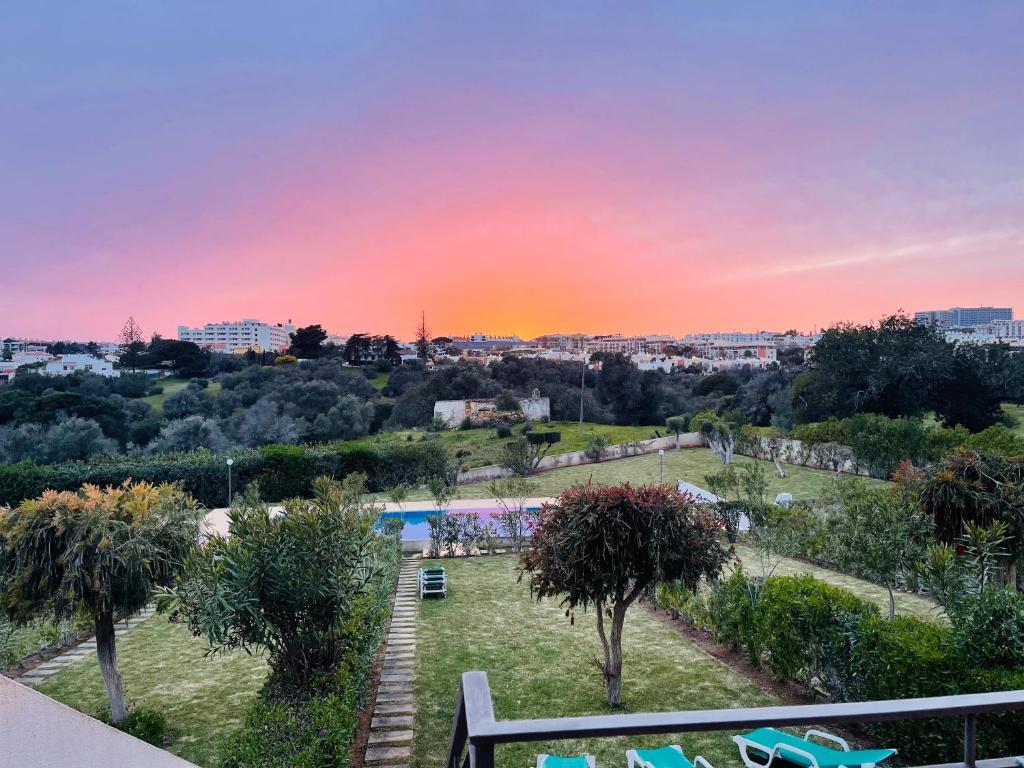 een uitzicht op een park met een zonsondergang op de achtergrond bij Albufeira Luxury Villa in Albufeira