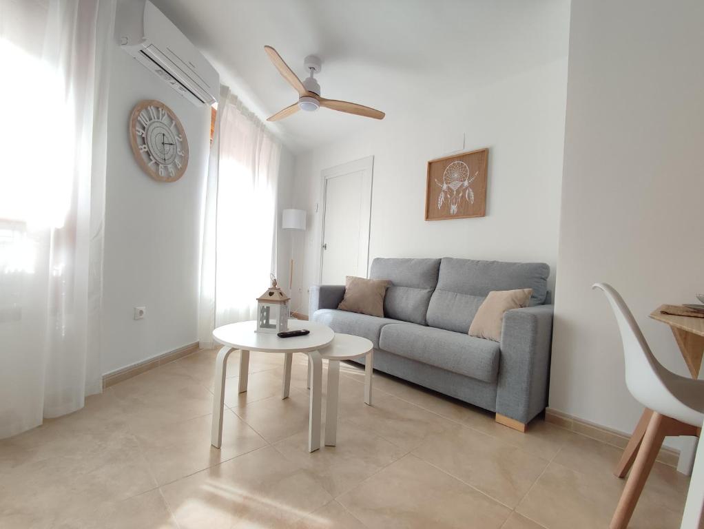 sala de estar con sofá y mesa en GUADALEST DREAMS, en Guadalest