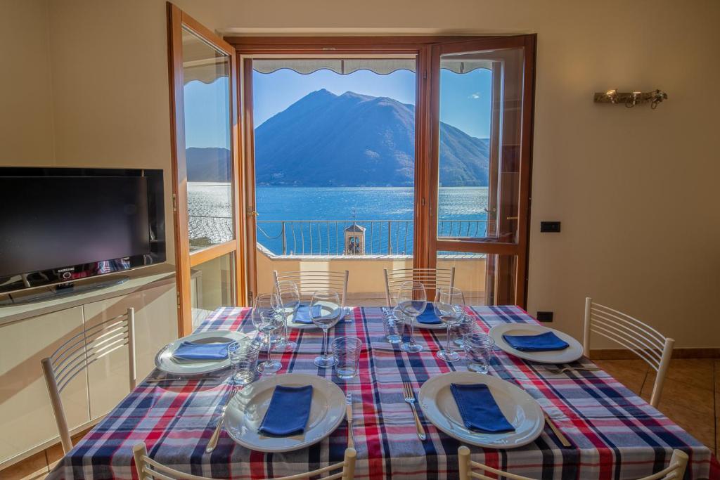tavolo da pranzo con vista sulle montagne di Argegno Como Lake ad Argegno