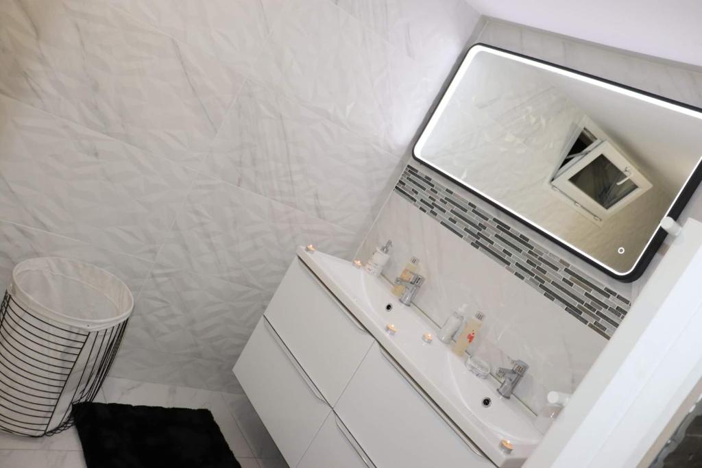 love ROOM في جيفور: حمام أبيض مع مرآة ومغسلة