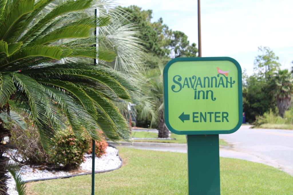 um sinal que diz estalagem savana e entrar em Savannah Inn - Savannah I-95 North em Port Wentworth