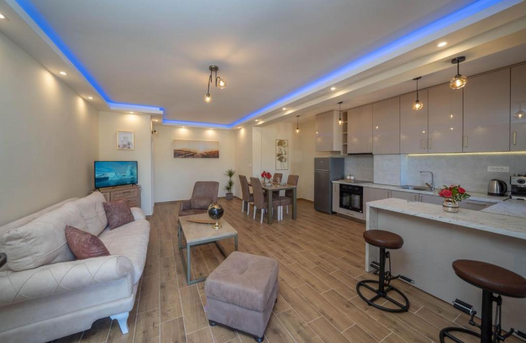 un soggiorno con divano bianco e una cucina di Apartment Vento di Bocche II a Kotor (Cattaro)