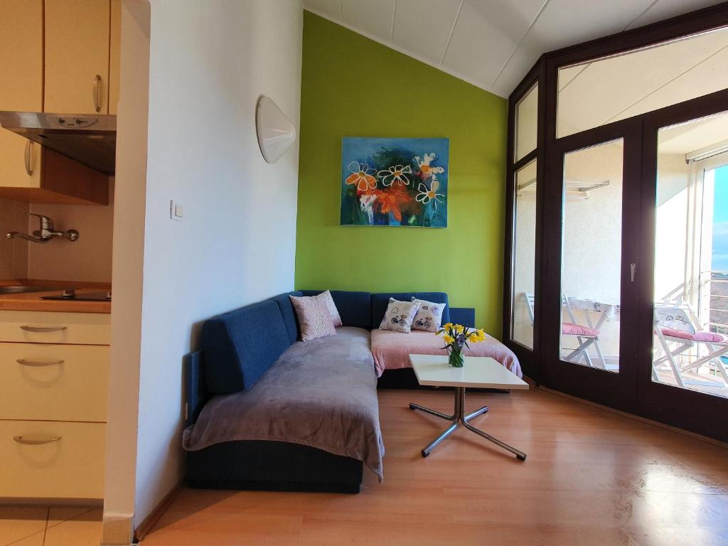 un soggiorno con divano e tavolo di Janja Apartment a Novigrad Istria