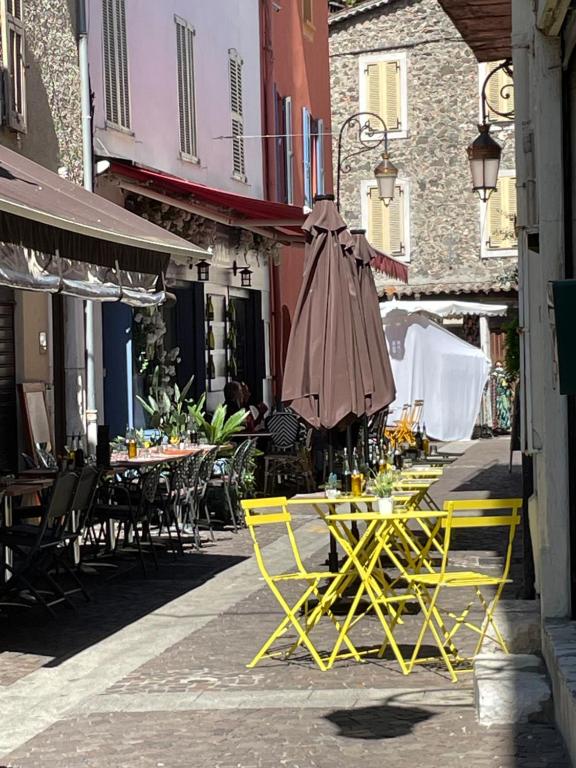 AUTHENTIQUE STUDIO au CŒUR du VILLAGE PROVENCAL - Studio Apartment