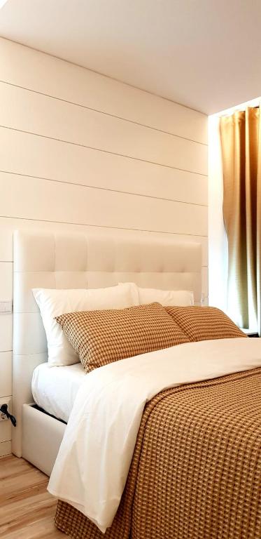 a bedroom with a large white bed with a window at Aroma d in Orca