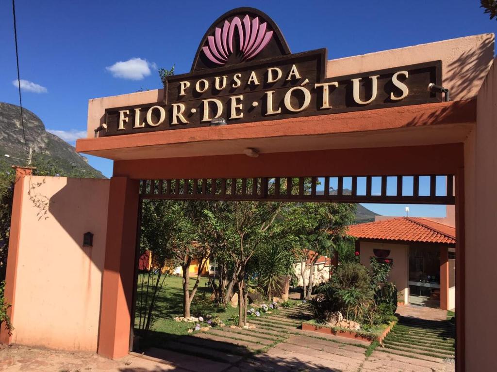 un letrero para un hotel de Florida en Pousada Flor de Lótus, en Ibicoara