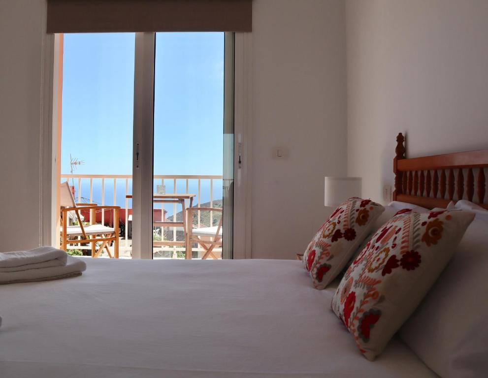 una camera con letto e vista sull'oceano di Casa Ninive a Fuencaliente de la Palma