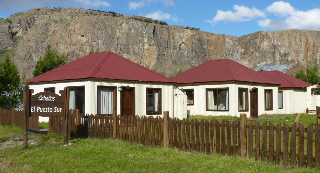 uma casa com uma cerca em frente a uma montanha em Cabañas El Puesto Sur em El Chaltén